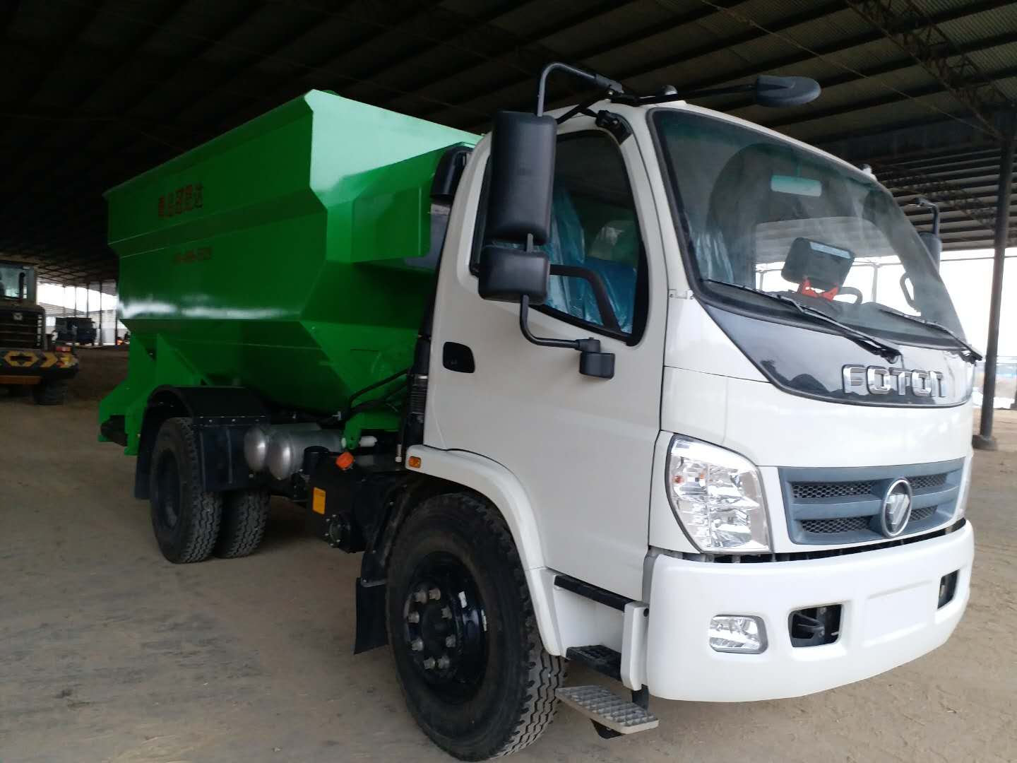 河南某公司購買雙側(cè)撒料機(jī) 河南某公司購買雙側(cè)撒料機(jī)